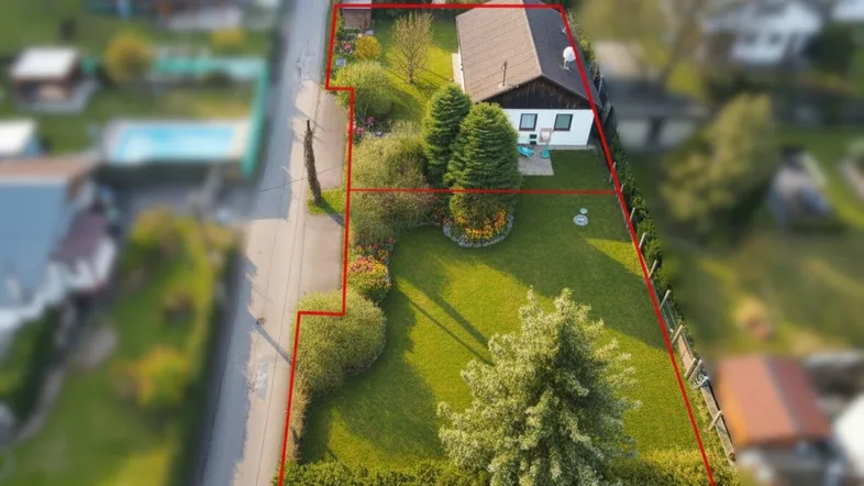 Luftaufnahme eines gepflegten Einfamilienhauses mit großem Garten, Rasenflächen und altem Baumbestand.