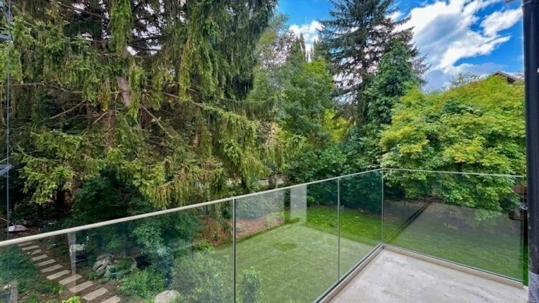 Moderner Balkon mit Glasbrüstung bietet einen schönen Blick ins Grüne und den Garten.