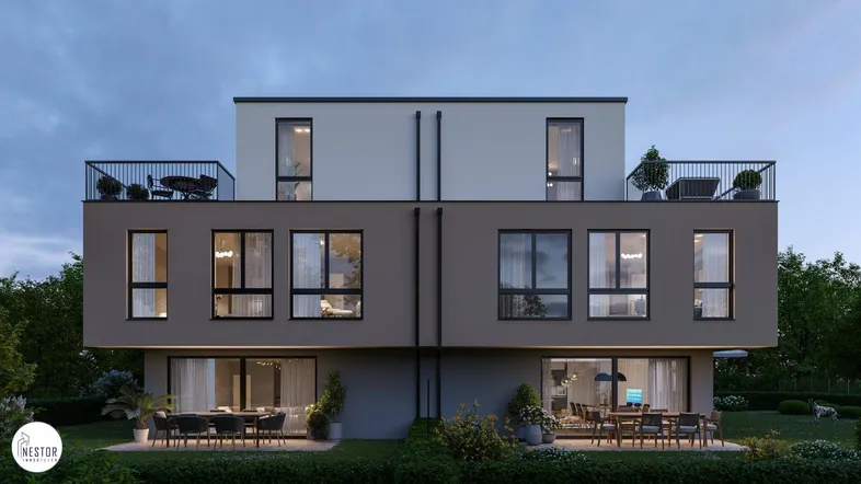 Rückansicht der modernen Doppelhaushälfte mit möblierten Terrassen und Gartenbereich.
