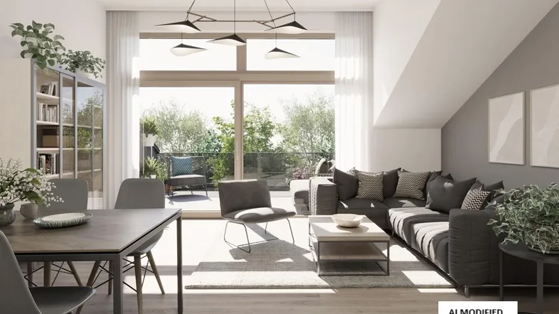 Helles Wohn- und Esszimmer mit hohen Decken, großen Fenstern und Zugang zu einem Balkon.