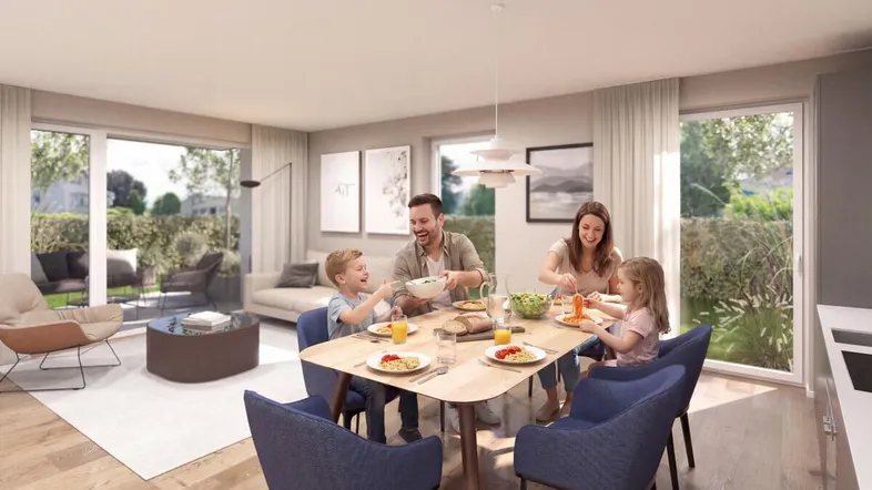 Heller, offener Wohn- und Essbereich mit Holzboden und Zugang zur Terrasse, ideal für Familien.