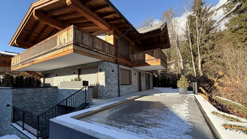 TRAUMHAFTES CHALET MIT AUßENPOOL IN SONNIGER LAGE