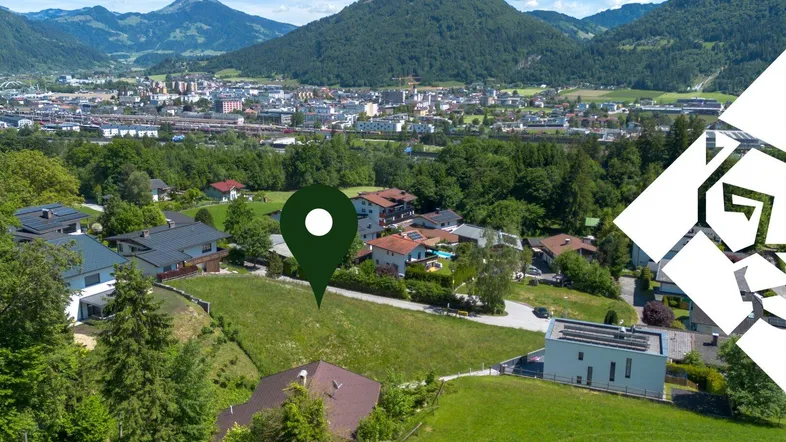 Luftaufnahme der Umgebung mit markiertem Grundstück und Bergblick.
