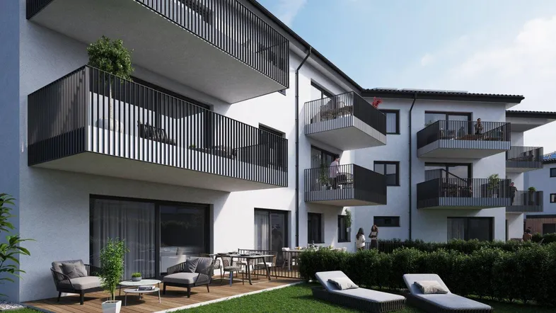 Moderne Wohnanlage mit begrünten Gärten, Holzterrassen und Balkonen, ideal für Entspannung im Freien.