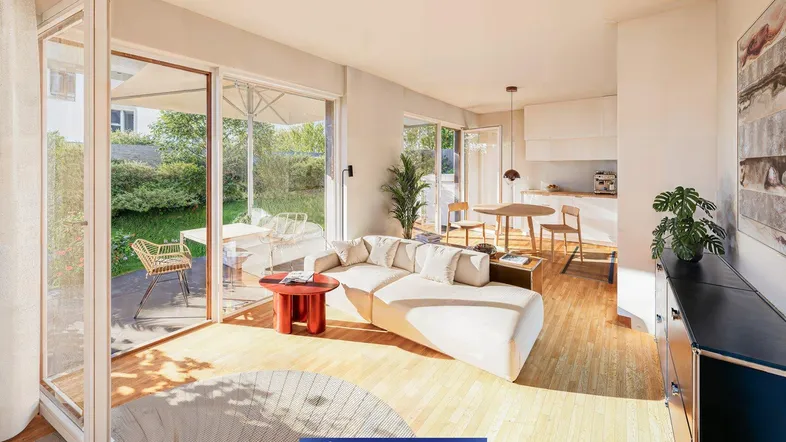 Heller, offener Wohn-Essbereich mit Holzboden, moderner Einrichtung und Zugang zur Terrasse und Garten.