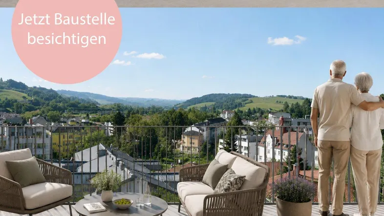 Geräumiger Balkon mit modernen Outdoor-Möbeln und weitem Blick über die hügelige Landschaft und eine Stadt.