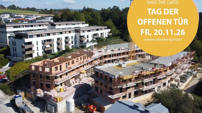 Luftaufnahme einer Wohnsiedlung mit Neubauten und einer Baustelle für weitere Wohneinheiten.