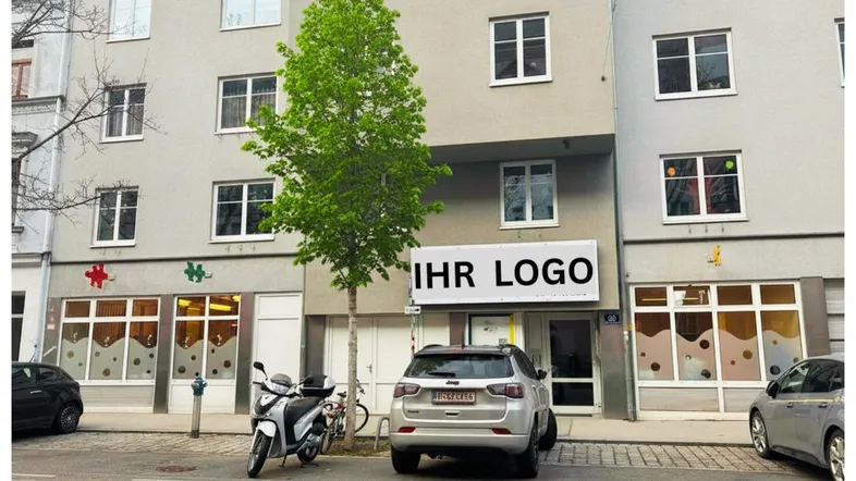 Gebäudefassade mit Geschäftsräumen im Erdgeschoss und Wohnungen darüber, inklusive Platz für ein Logo.