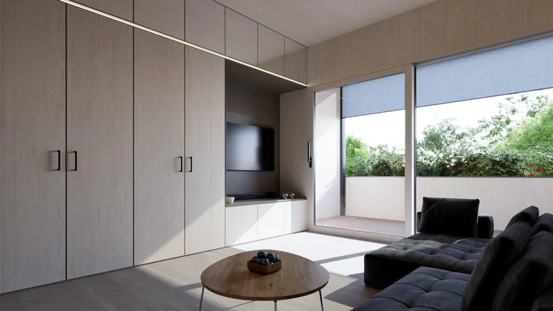 Modernes Wohnzimmer mit Einbauschränken, großem Fenster und Zugang zum Balkon.