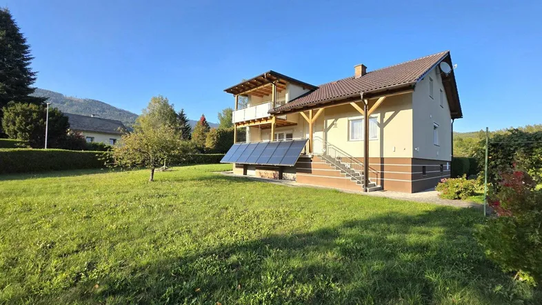 Freistehendes Einfamilienhaus mit großem Garten, Solaranlage und ländlichem Ausblick.