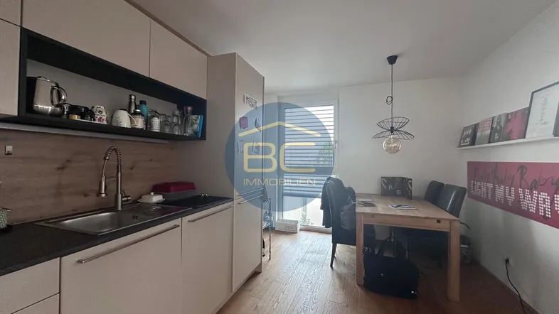 Moderne Küche mit Holzakzenten und Essbereich, ideal für gemeinsame Mahlzeiten.