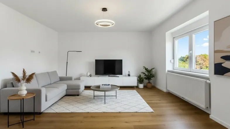 Helles Wohnzimmer mit modernem Sofa, Holzboden und großem Fenster.