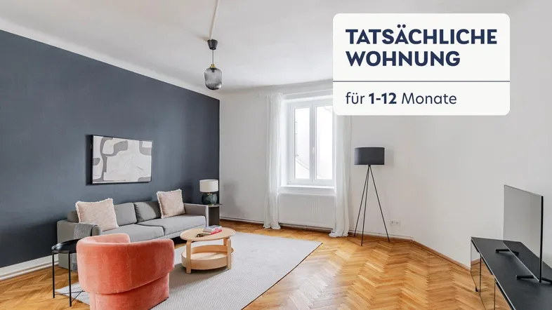 Helles Wohnzimmer mit Fischgrätparkett, einer Akzentwand und moderner Einrichtung.