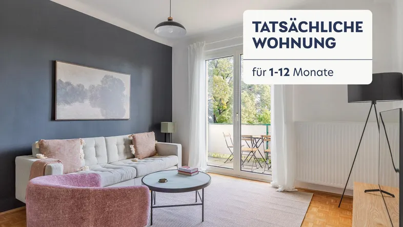 Helles Wohnzimmer mit modernem Sofa, Teppichboden und Zugang zu einem kleinen Balkon.