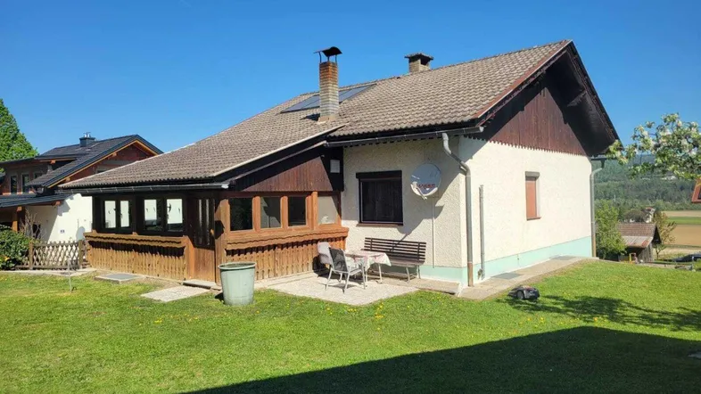 Einfamilienhaus mit großem Garten, Terrasse und Photovoltaikanlage auf dem Dach.