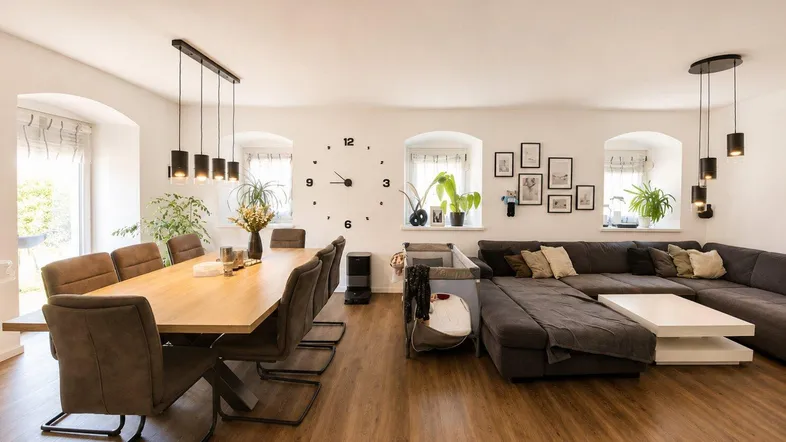 Geräumiger offener Wohn- und Essbereich mit modernem Interieur und viel Tageslicht.