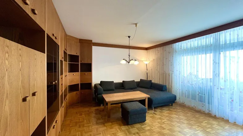 Wohnzimmer: Blick von der Wohnzimmertür Richtung Couch