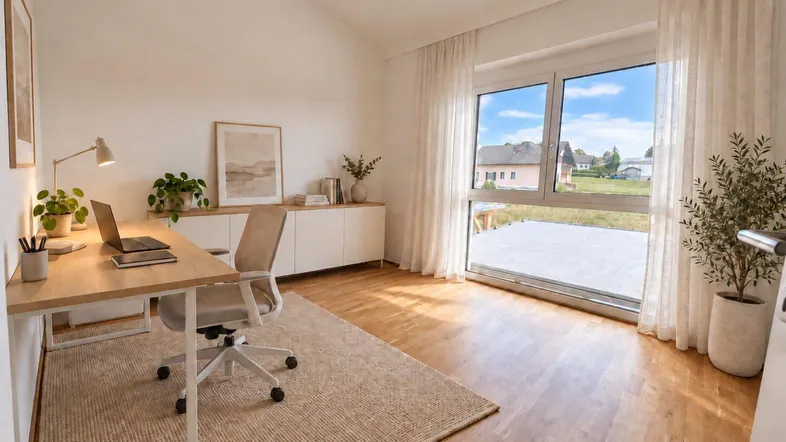 Helles Büro mit modernem Schreibtisch, Holzboden und großem Fenster mit Blick ins Grüne.