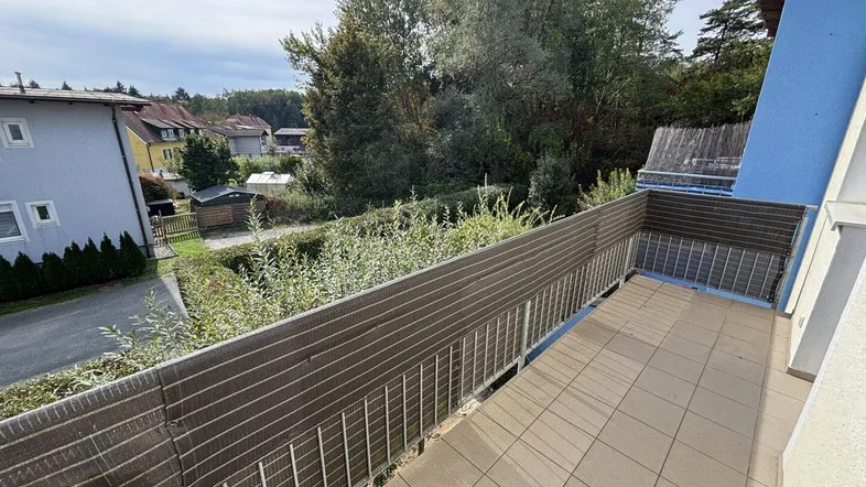 Großzügiger Balkon mit Grünblick