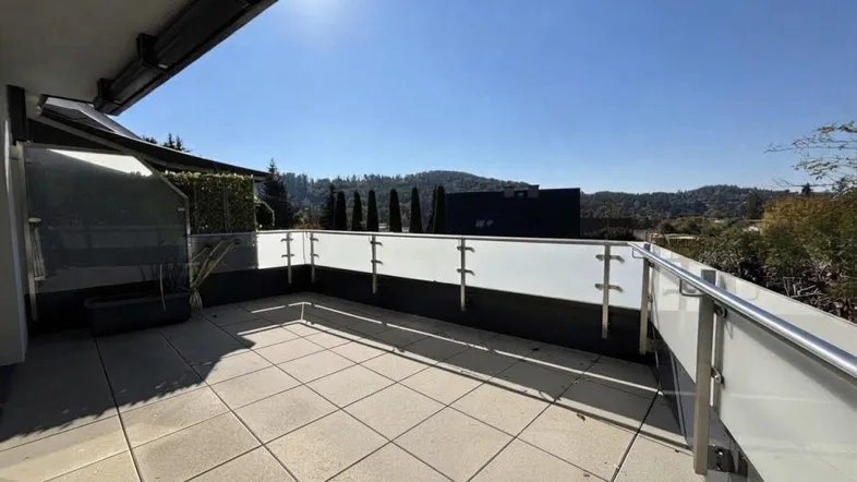 Sonnige Terrasse mit elektrischer Markise