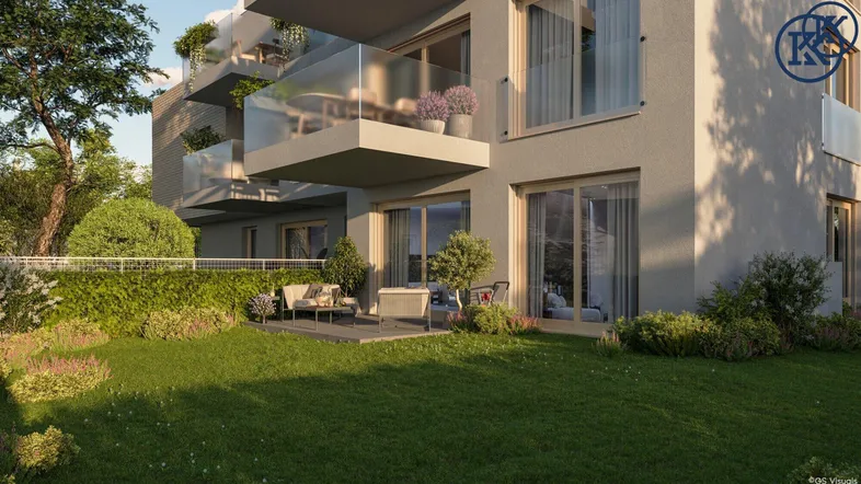 Moderne Wohnanlage mit begrünten Terrassen und Balkonen, umgeben von einem gepflegten Gartenbereich.