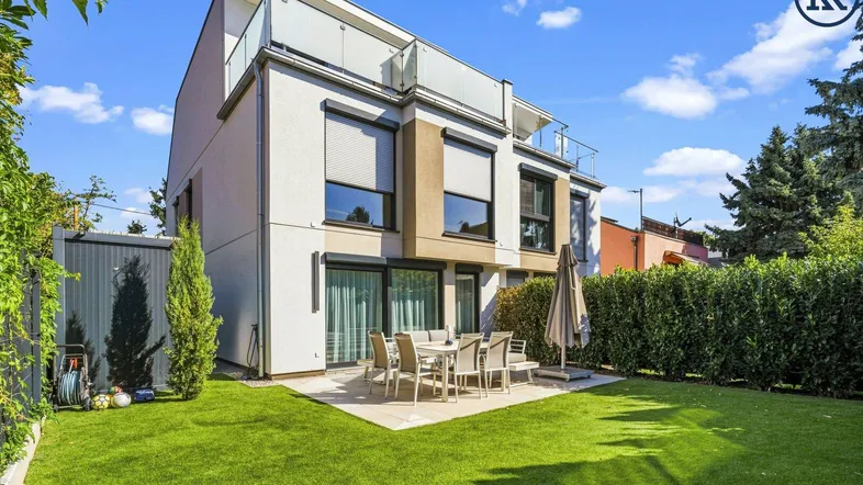 Moderne Doppelhaushälfte mit großer Terrasse, Garten und Außenbereich für Entspannung und Freizeit.