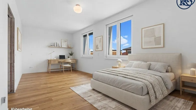 Helles, modernes Schlafzimmer mit Holzboden, großem Bett und Arbeitsbereich am Fenster.