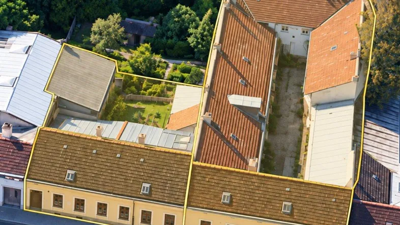 Luftaufnahme des weitläufigen Anwesens mit mehreren Gebäuden und Innenhof.