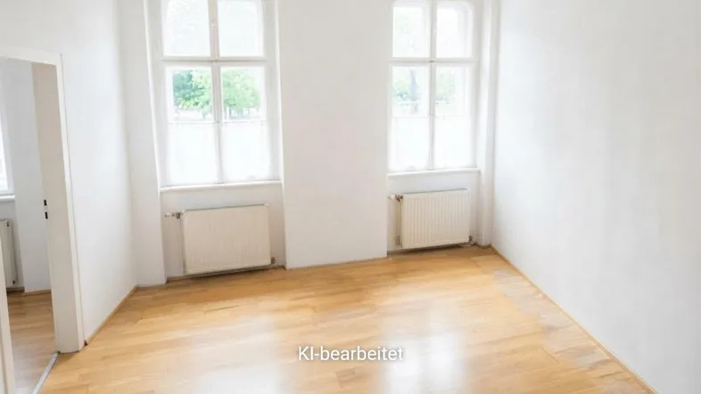 Helles Zimmer mit Holzboden und zwei Fenstern, bereit zur individuellen Gestaltung.