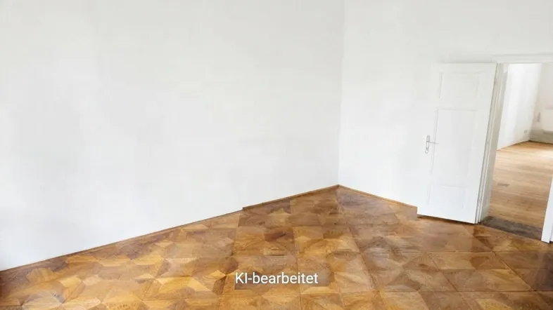 Heller Raum mit Fischgrätparkett und weißen Wänden, der vielseitig nutzbar ist.