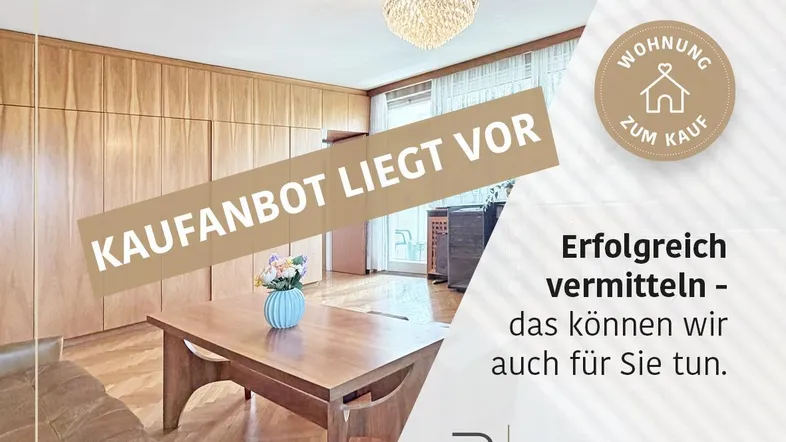 Gemütliches Wohnzimmer mit umfangreichen Holzvertäfelungen, Parkettboden und einem eleganten Kronleuchter.