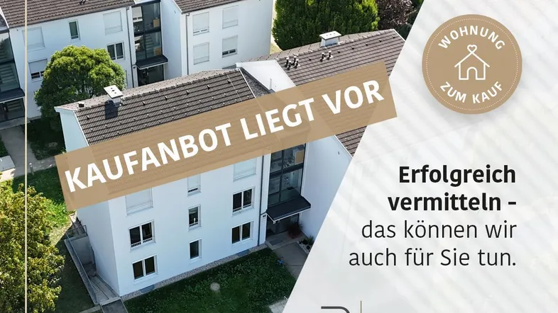 Luftaufnahme von modernen Reihenhäusern mit weißer Fassade, Satteldach und grüner Umgebung.