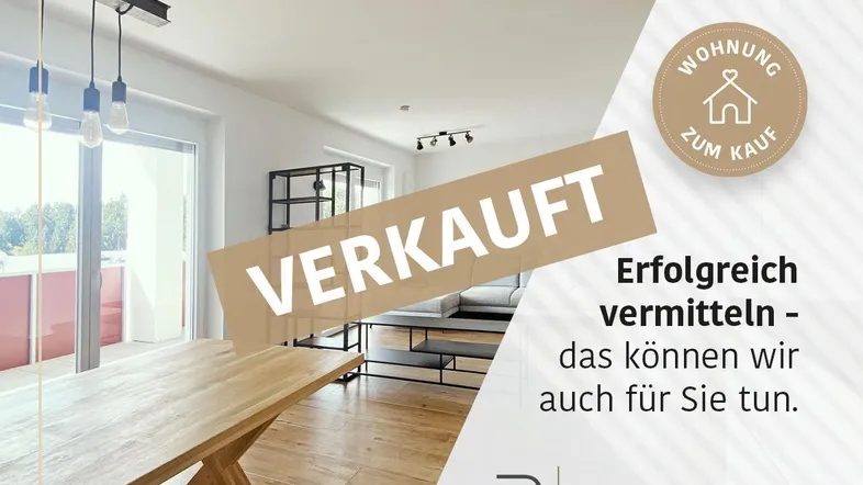 Heller, moderner Wohn-Essbereich mit Holzboden, großem Esstisch und Zugang zum Balkon.