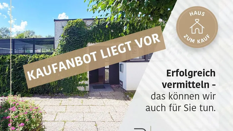Außenansicht eines modernen Gebäudes mit begrüntem Eingangsbereich, gepflastertem Weg und üppiger Vegetation unter blauem Himmel.