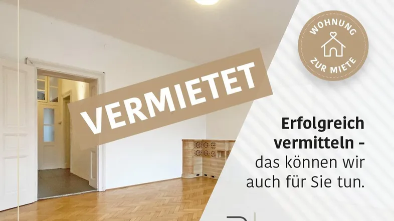 Heller Wohnraum mit elegantem Fischgrätparkett und hohen Decken, der Zugang zu weiteren Zimmern bietet.