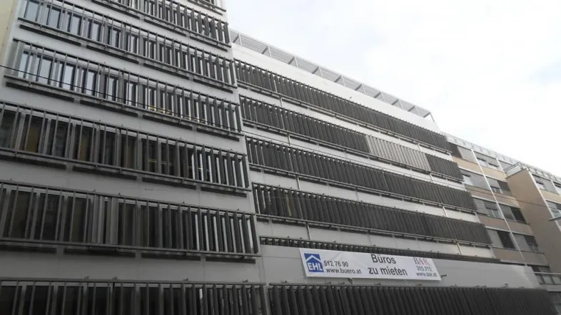 Modernes Bürogebäude mit zahlreichen Fenstern und horizontalen Lamellen an der Fassade, Büros zu vermieten.