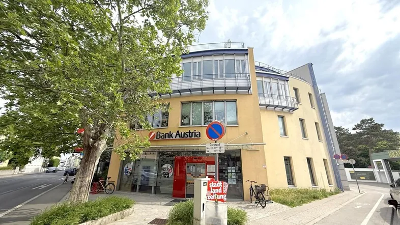 Gebäudeansicht der Bank Austria Filiale mit moderner Architektur und umliegender Straße.