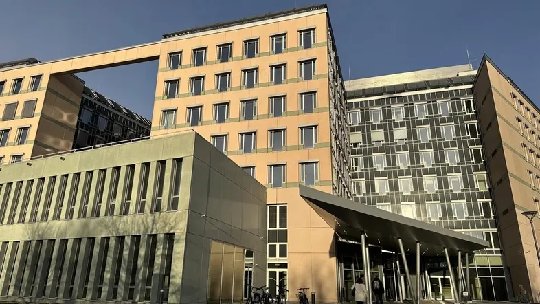 Moderne Bürogebäude mit markanter Architektur und mehreren Etagen unter klarem Himmel.