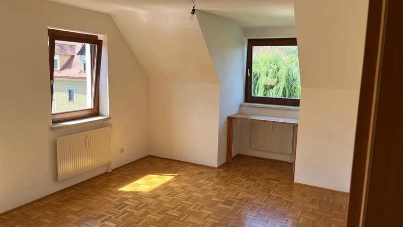 Großes, helles Zimmer mit Parkettboden, zwei Fenstern und Dachschrägen, vielseitig nutzbar.