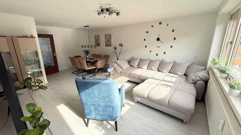 Wohnzimmer mit Essbereich