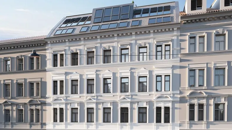 Historische Fassade eines Altbaus mit modernen Dachaufbauten und Photovoltaikanlage.