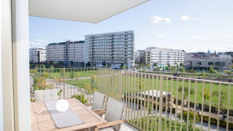 großzügiger Balkon (Beispielbild Vergleichswohnung)