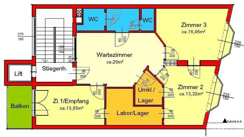 Grundrissplan einer Etage mit mehreren Zimmern, zwei WCs, einem Balkon und einem Aufzugzugang.