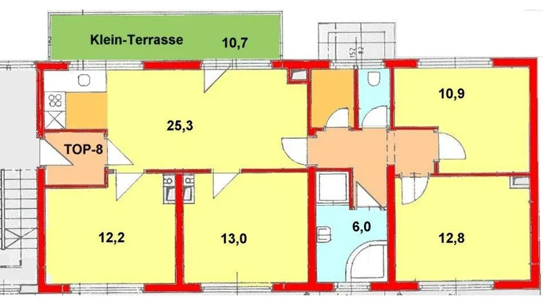 Grundriss einer Wohnung mit drei Schlafzimmern, einem Wohnbereich und einer kleinen Terrasse.