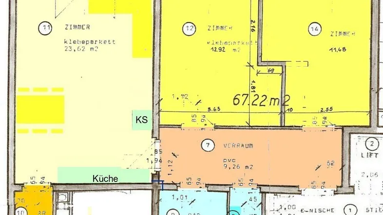Grundriss einer Wohnung mit Küche, Bad, WC, Abstellraum, mehreren Zimmern und Loggia.
