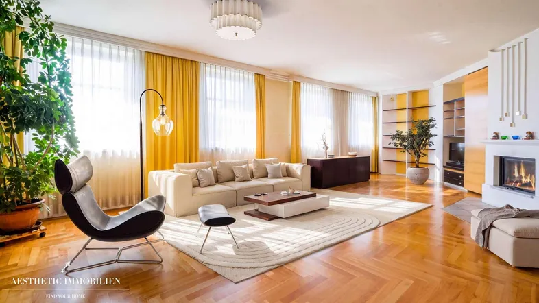 Modern eingerichtetes Wohnzimmer mit Kamin, Parkettboden und großen Fenstern.