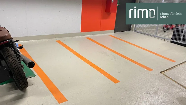 Tiefgaragenstellplatz mit klaren Markierungen und Brandschutzvorrichtungen in einem modernen Gebäude.