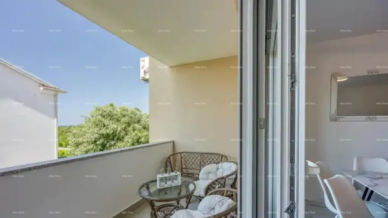 Gemütlicher Balkon mit Korbmöbeln und Blick ins Grüne, ideal zum Entspannen im Freien.