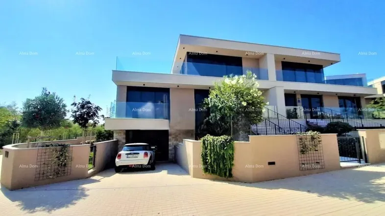 Moderne Villa mit Flachdach, großen Glasflächen und integrierter Garage.