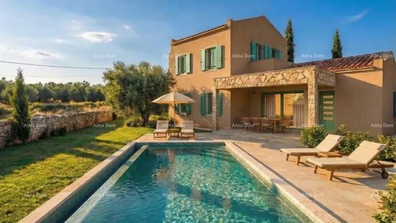 Charmantes Haus mit privatem Pool, Liegestühlen und sonniger Terrasse im Grünen.